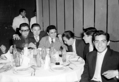 Jóvenes reunidos a la mesa durante una comida organizada al hijo del Sr. Palafox