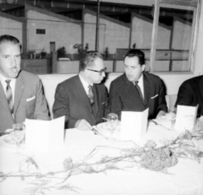 Empresarios conversando en un banquete con motivo de la visita a Adolfo López Mateos a la planta Acer Méx