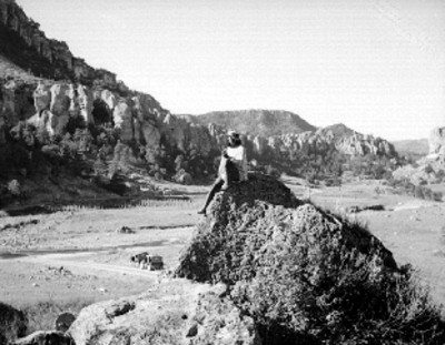 Tarahumara sentado sobre una loma en un paraje de Chihuahua, retrato