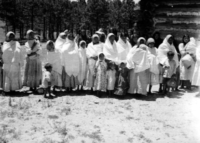 Mujeres tarahumara con sus hijos junto a una vivienda, en la sierra de Chihuahua