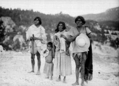Familia de tarahumaras en un paraje, retrato de grupo
