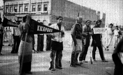 Kikapues, Tarahumaras y arqueros desfilando por una calle