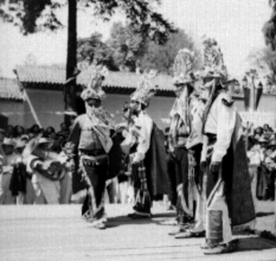 Purepecha con traje regional danzando durante la fiesta de un poblado