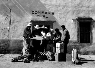 Antropólogos observando mapa frente a la comisaria Municipal de Nayar