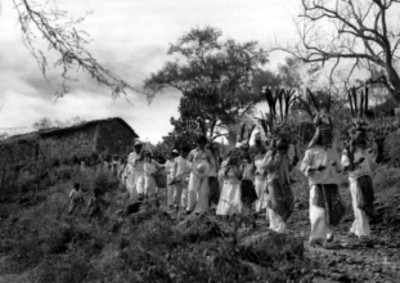 Danzantes presidiendo procesión en una comunidad de Nayar