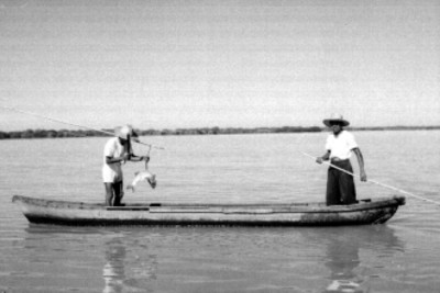 Pescadores sobre una lancha, en una laguna de San Blás