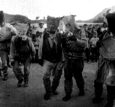 Tlacoleros guerrerenses ejecutando una danza durante un festival