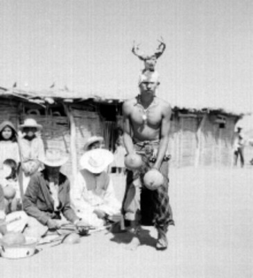 Yaqui efecutando la danza del venado en una rancheria