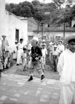 Indígena Totonaca danzando, fuera de la parroquia de Papantla