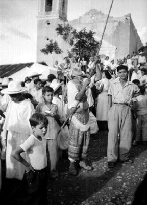 Volador de papantla sosteniendo cuerda, durante su actuación en las festividades de Papantla