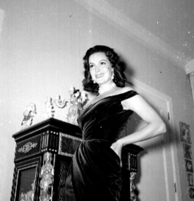 María Félix cerrando una puerta en una habitación, retrato