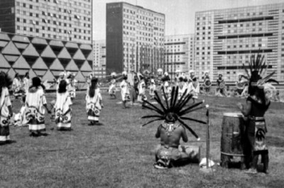 Actores y bailarines participan en una fiesta Azteca en la Plaza de las Tres Culturas en Tlatelolco