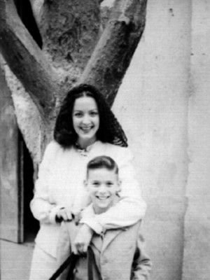 María Félix abrazando a su hijo junto a un árbol, retrato