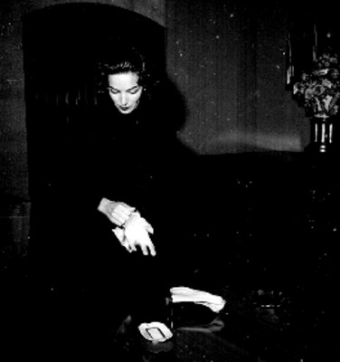 María Félix posando junto a una pintura de ella misma, retrato