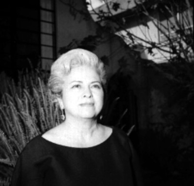 Mujer en un jardín, retrato