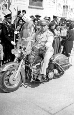 Antonio gómez Velasco, director general de tránsito en una motocicleta durante un desfile