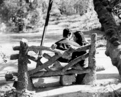Jesús Guiza y Acevedo abrazando a una mujer en un parque