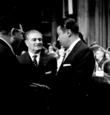 Pascual Gutiérrez Roldán, Ingeniero Director de Pemex conversando con funcionarios en la Cámara de Diputados