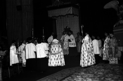 Luis María Martínez con obispos y monaguillos, durante una ceremonia religiosa en la iglesia