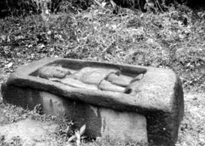Idolo Olmeca tallado en piedra