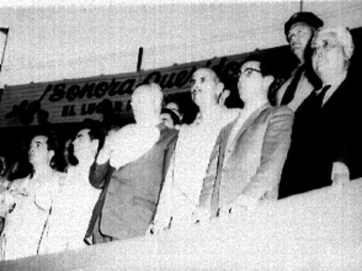 Funcionarios y demás personalidades presidiendo una ceremonia en un estadio