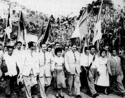 Funcionarios ante un monumento durante un homenaje