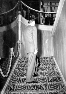 Agustín Lara subiendo unas escaleras