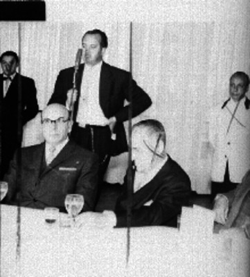 Empresario cinematográfico pronunciando un discurso durante un banquete