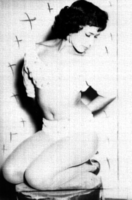 Modelo posando con traje de baño, hincada en un banco, retrato