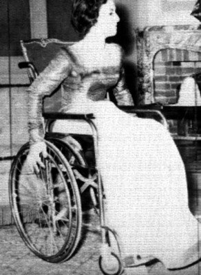 Marga López en una silla de rudas durante una filmación cinematográfica