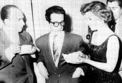 Empresarios cinematográficos bebiendo café durante un evento social en un salón