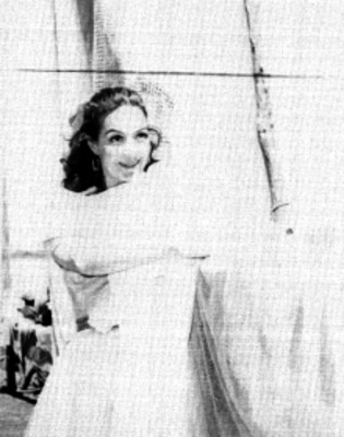 María Félix acomodando una red de pesca, escena de película
