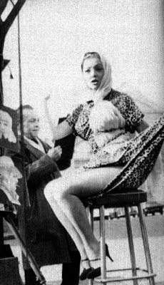 Modelo posando para dibujante en una calle