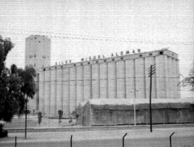 Costales de granos estibados frente a los silos Miguel Aleman