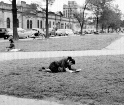 Mujeres descansando en un jardín
