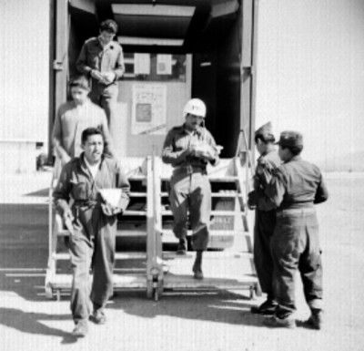 Soldado pagando viveres en una tienda móvil C.E.I.M.S.A, en la base aerea Santa Lucia