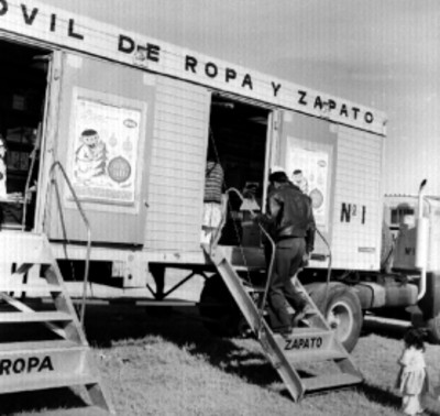 Familia observando juguetes en una tienda móvil C.E.I.M.S.A. en la base aerea Santa Lucia