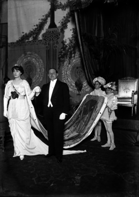 Antonio Mediz Bolio acompañando a una reina de belleza durante su coronación