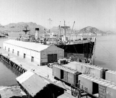 Furgones y barco en el puerto de Guaymas