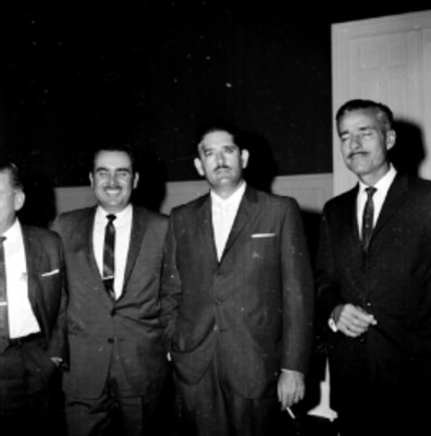 Agricultores trigueros durante cena ofrecida en su honor, retrato de grupo