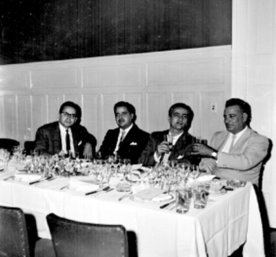 Agricultores trigueros brindando en la cena ofrecida en su honor