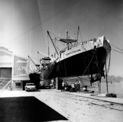 Vapor constitución anclado en el puerto de Guaymas