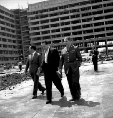 Carlos Lazo observa escombro, durante una visita a la construcción de edificio de la SCOP