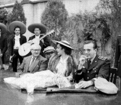 Elsa Aguirre en la mesa de honor acompañada por jefes de la policia Federal de Caminos, durante su clausura de cursos