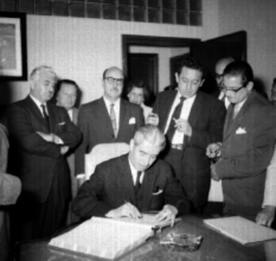 Miembros del sindicato de trabajadores de la Secretaria del Trabajo firmando un acta en una oficina