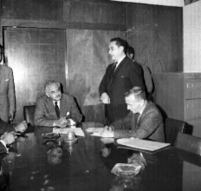 Julio Santos Coy presenciando la firma de un convenio de trabajo, entre la compañía RAMSA y trabajadores de Radio Aeronáutica