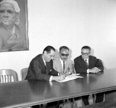 Rafael Lebrija firma el convenio con trabajadores de la industria hulera