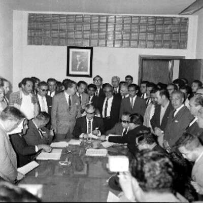 Salomón González Blanco, sindicato y empresarios de FNM, durante la firma de contrato colectivo en una oficina