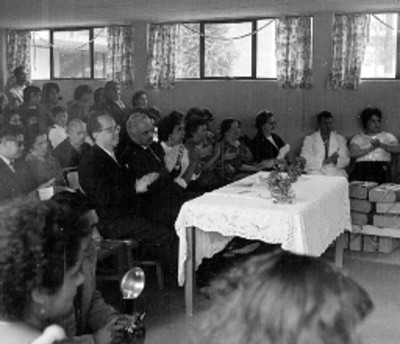 Julio Santos Coy y otras personalidades aplaudiendo en la clausura de cursos