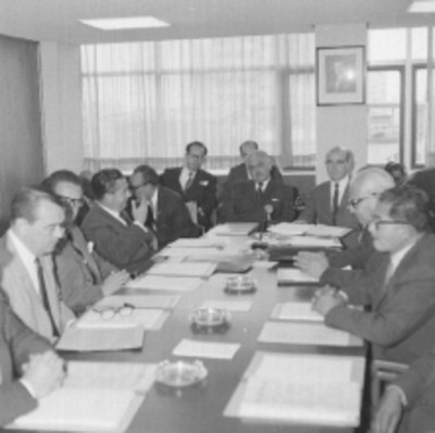 Julio Santos Coy, Hugo B. Margain e industriales, discutiendo el reparto de utilidades a los obreros de las diferentes empresas